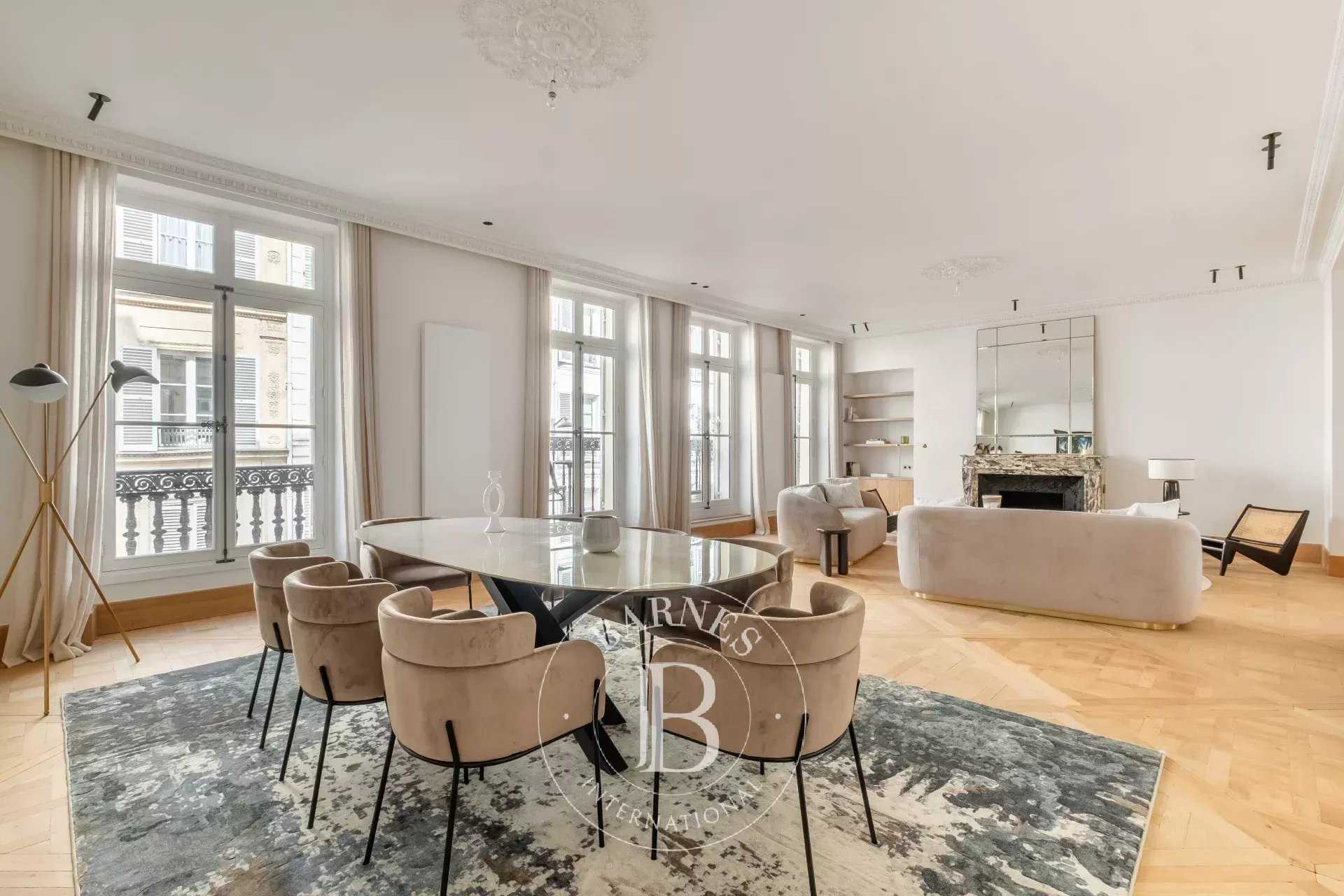 Paris  - Appartement 5 Pi&egrave;ces 3 Chambres