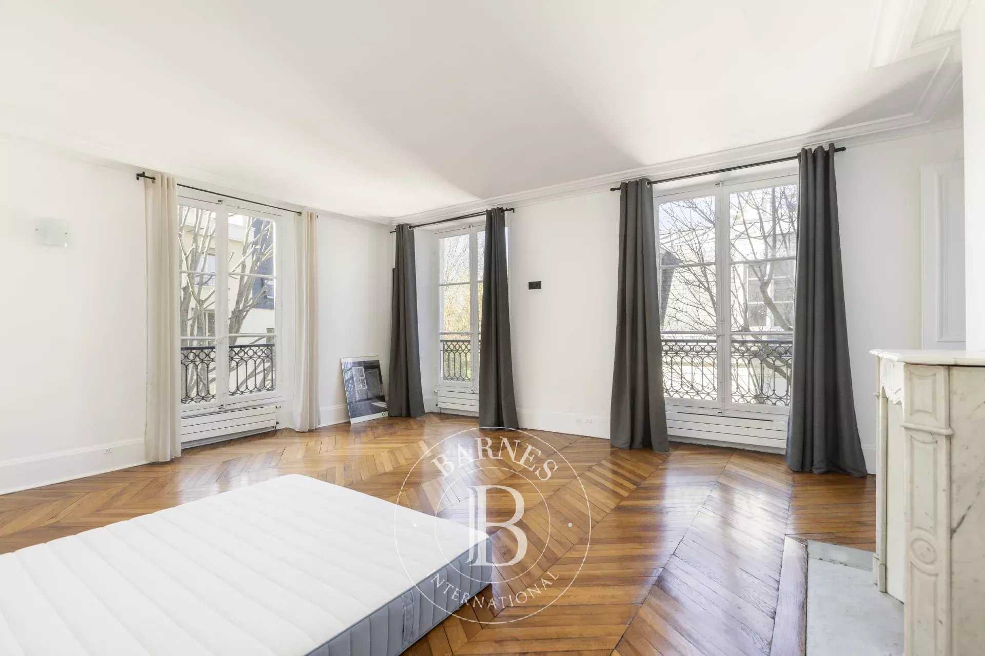 Paris  - Appartement 4 Pi&egrave;ces 2 Chambres