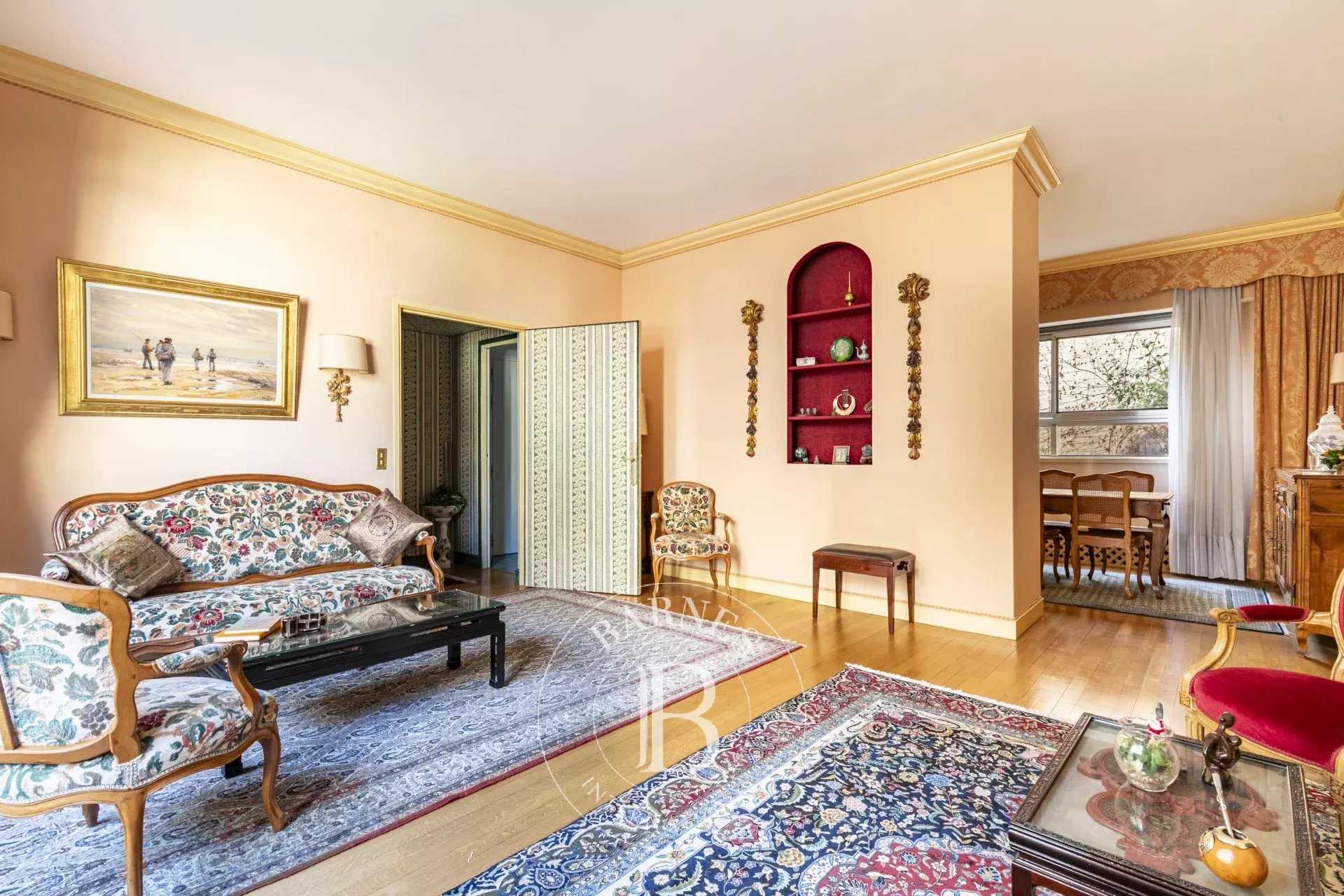 Paris  - Appartement 4 Pi&egrave;ces 2 Chambres