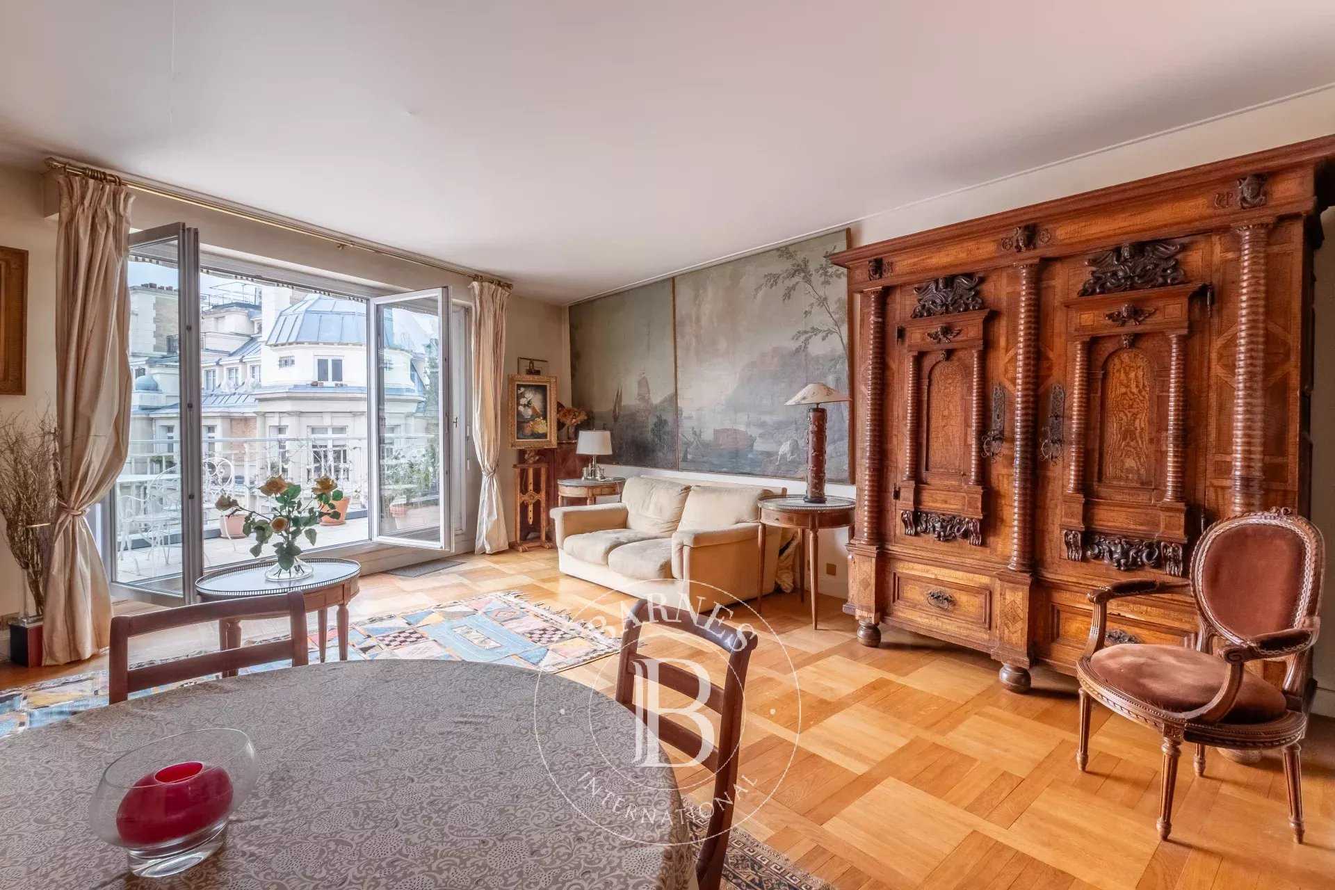 Paris  - Appartement 5 Pi&egrave;ces 2 Chambres