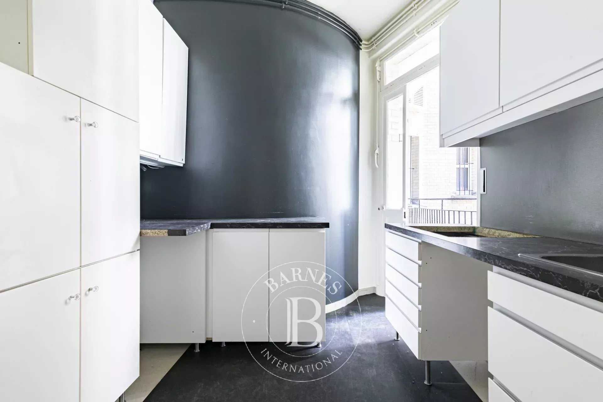 Paris  - Appartement 5 Pièces 3 Chambres