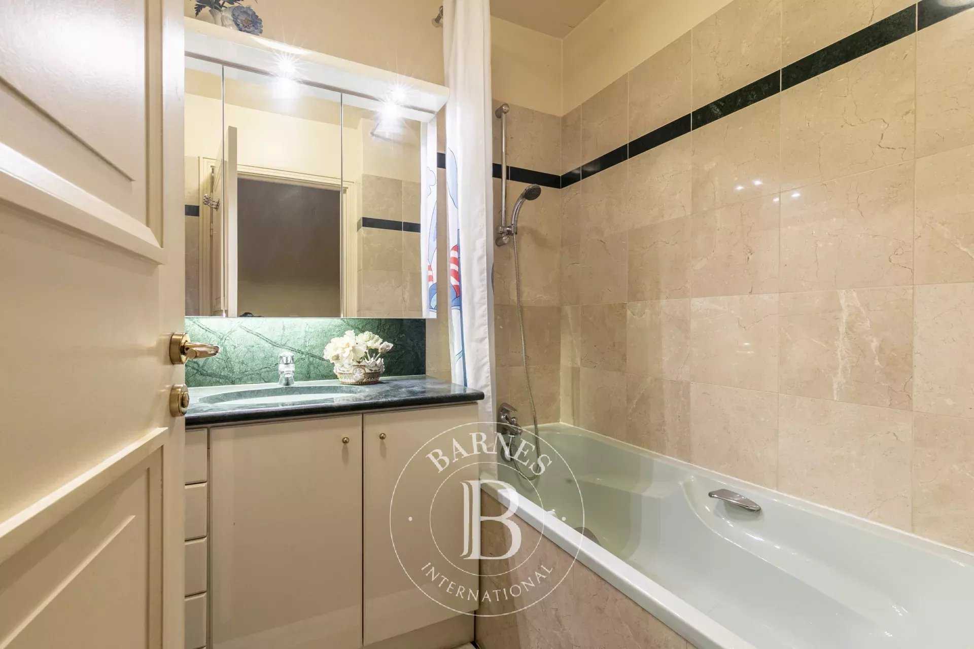 Paris  - Appartement 3 Pièces 2 Chambres