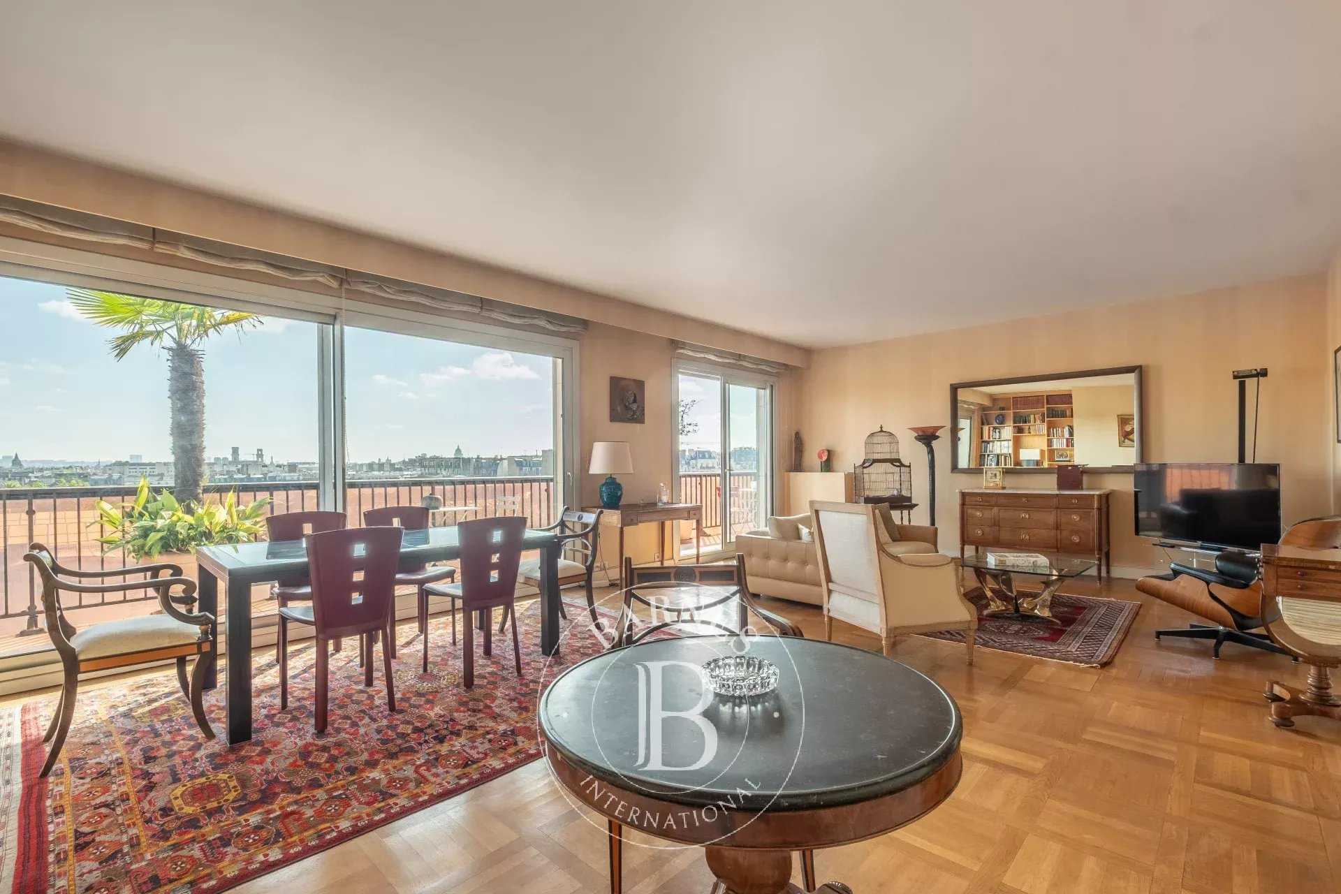 Paris  - Appartement 5 Pi&egrave;ces 3 Chambres