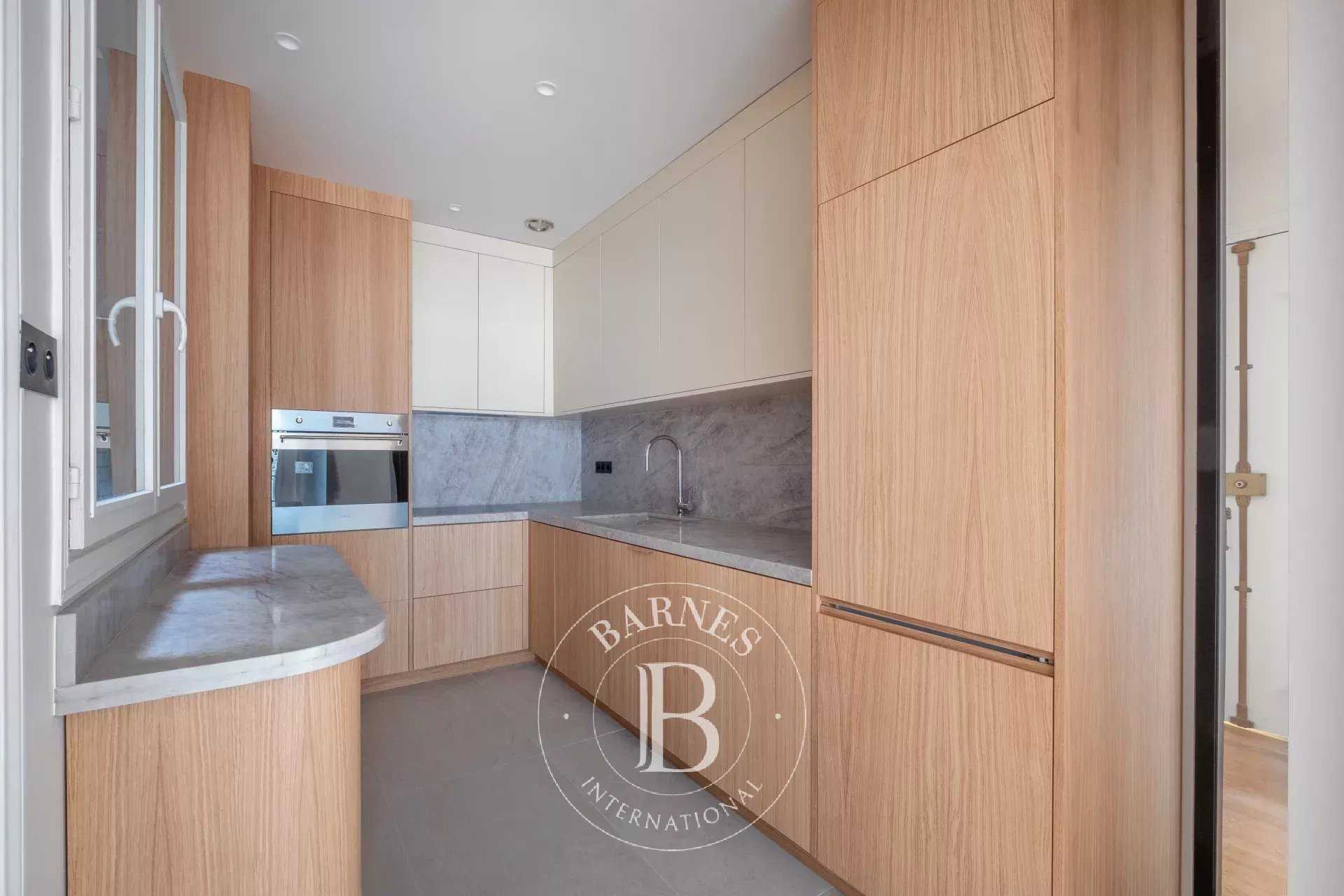 Paris  - Appartement 5 Pi&egrave;ces 3 Chambres