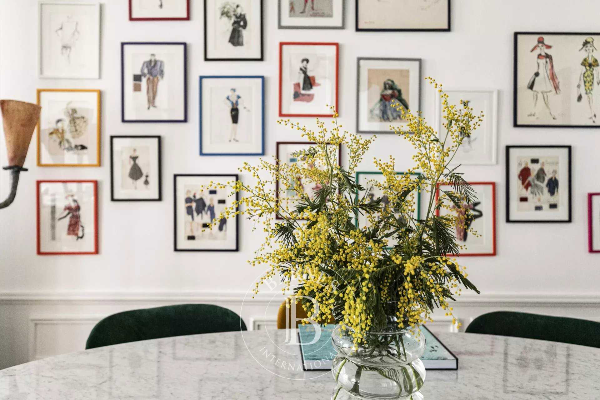 Paris  - Appartement 5 Pi&egrave;ces 2 Chambres