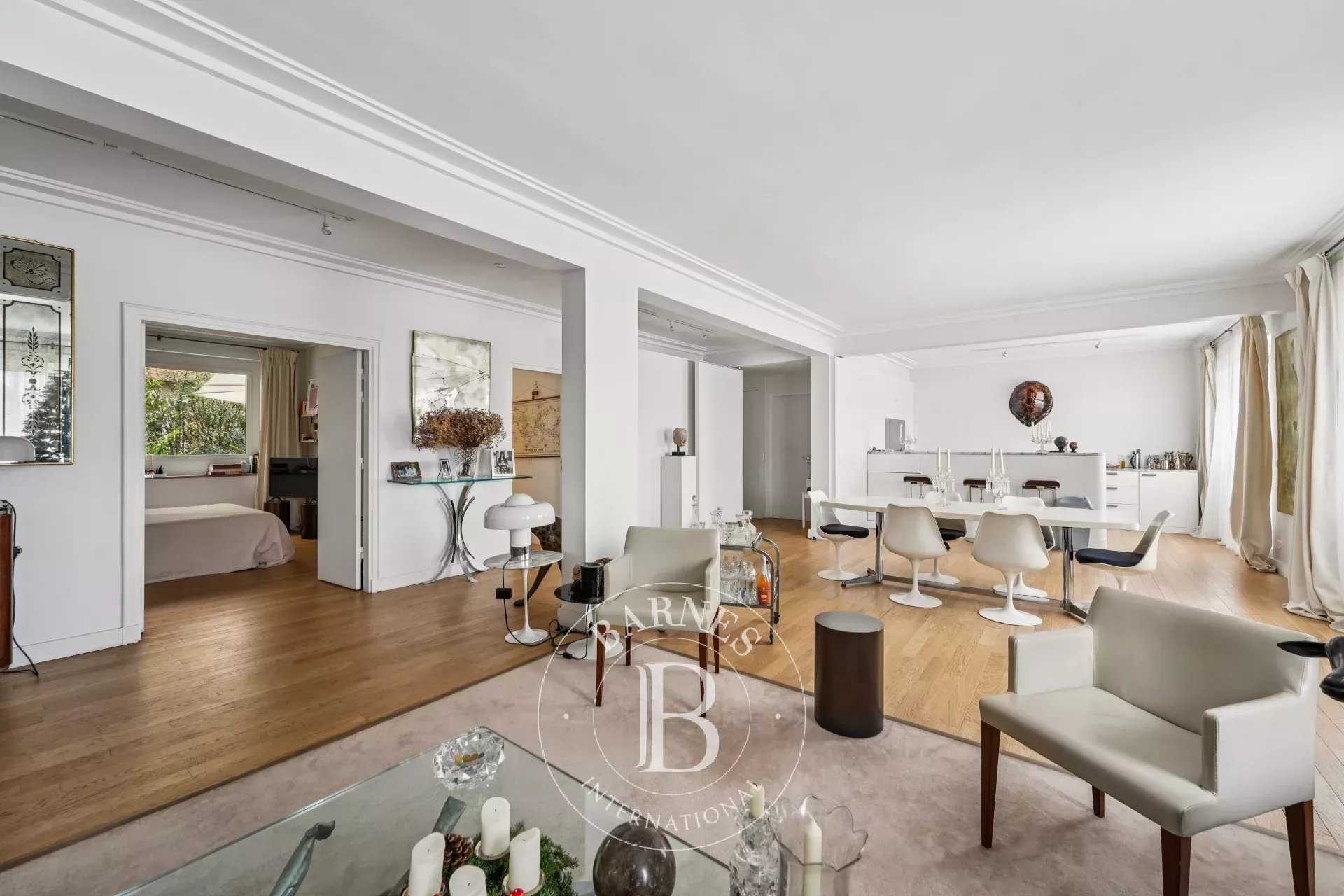 Paris  - Appartement 5 Pi&egrave;ces 3 Chambres