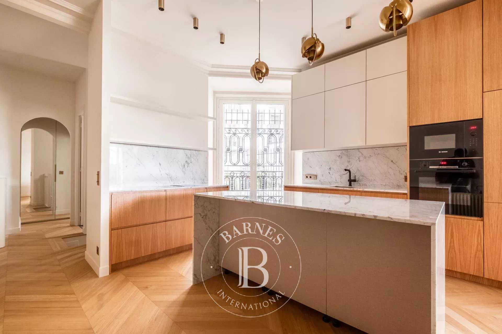 Paris  - Appartement 5 Pi&egrave;ces 3 Chambres