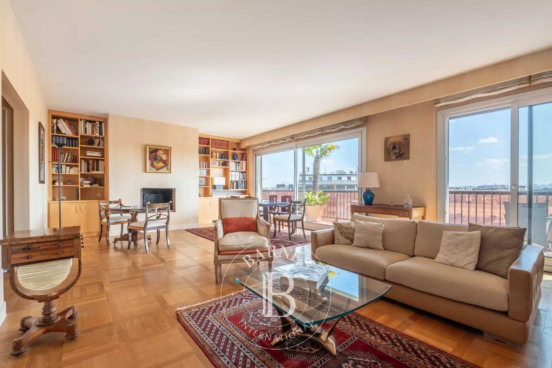 Paris  - Appartement 5 Pi&egrave;ces 3 Chambres