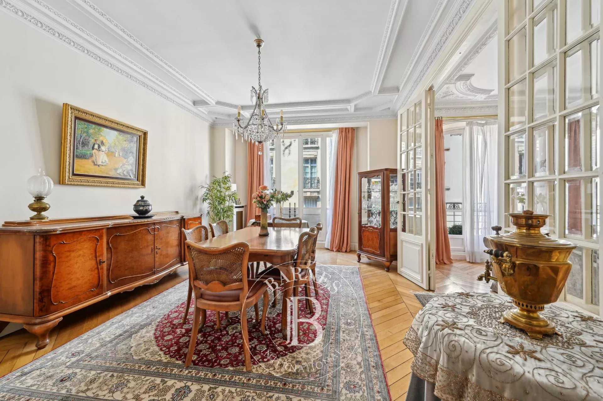 Paris  - Appartement 5 Pièces 3 Chambres