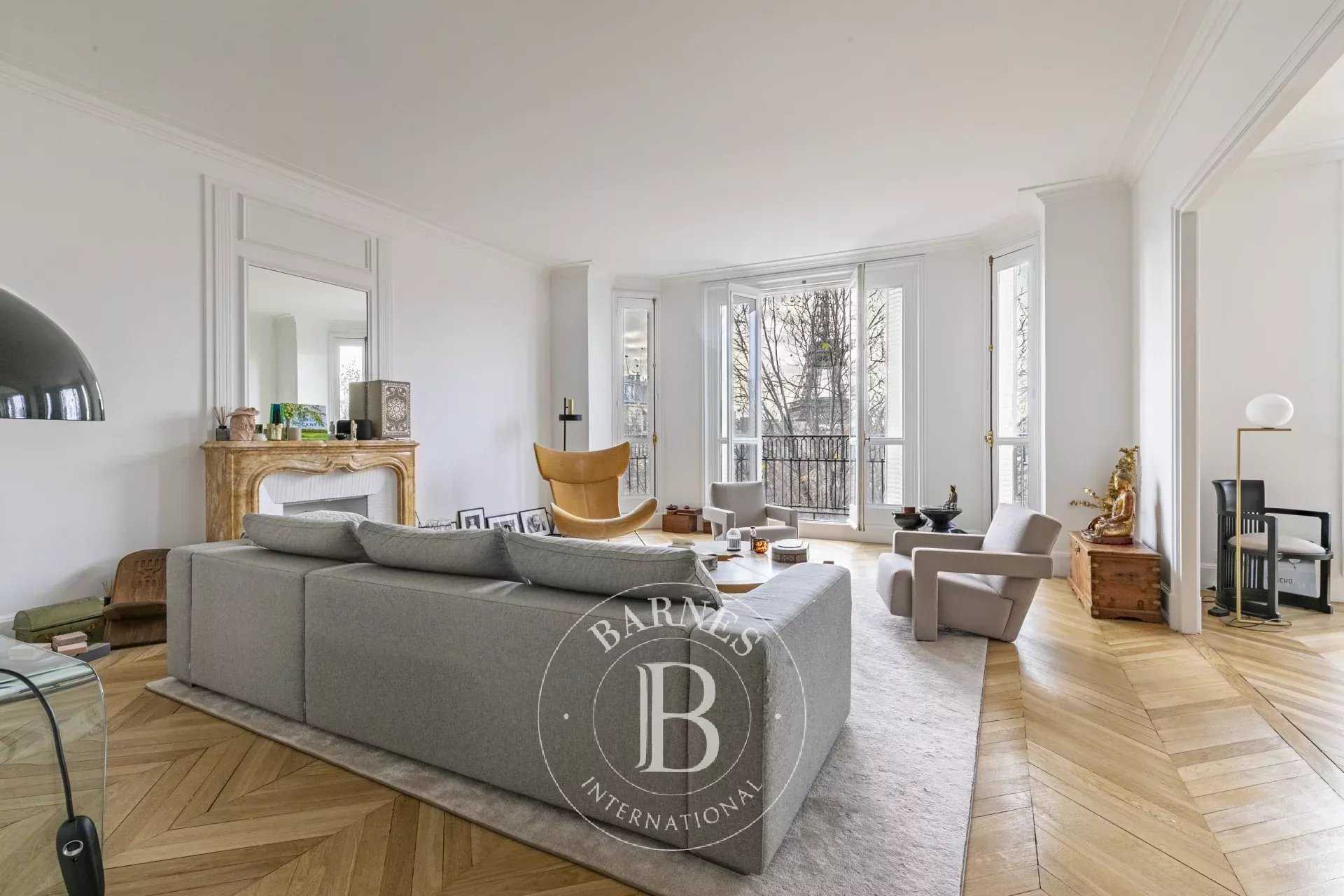 Paris  - Appartement 5 Pi&egrave;ces 3 Chambres