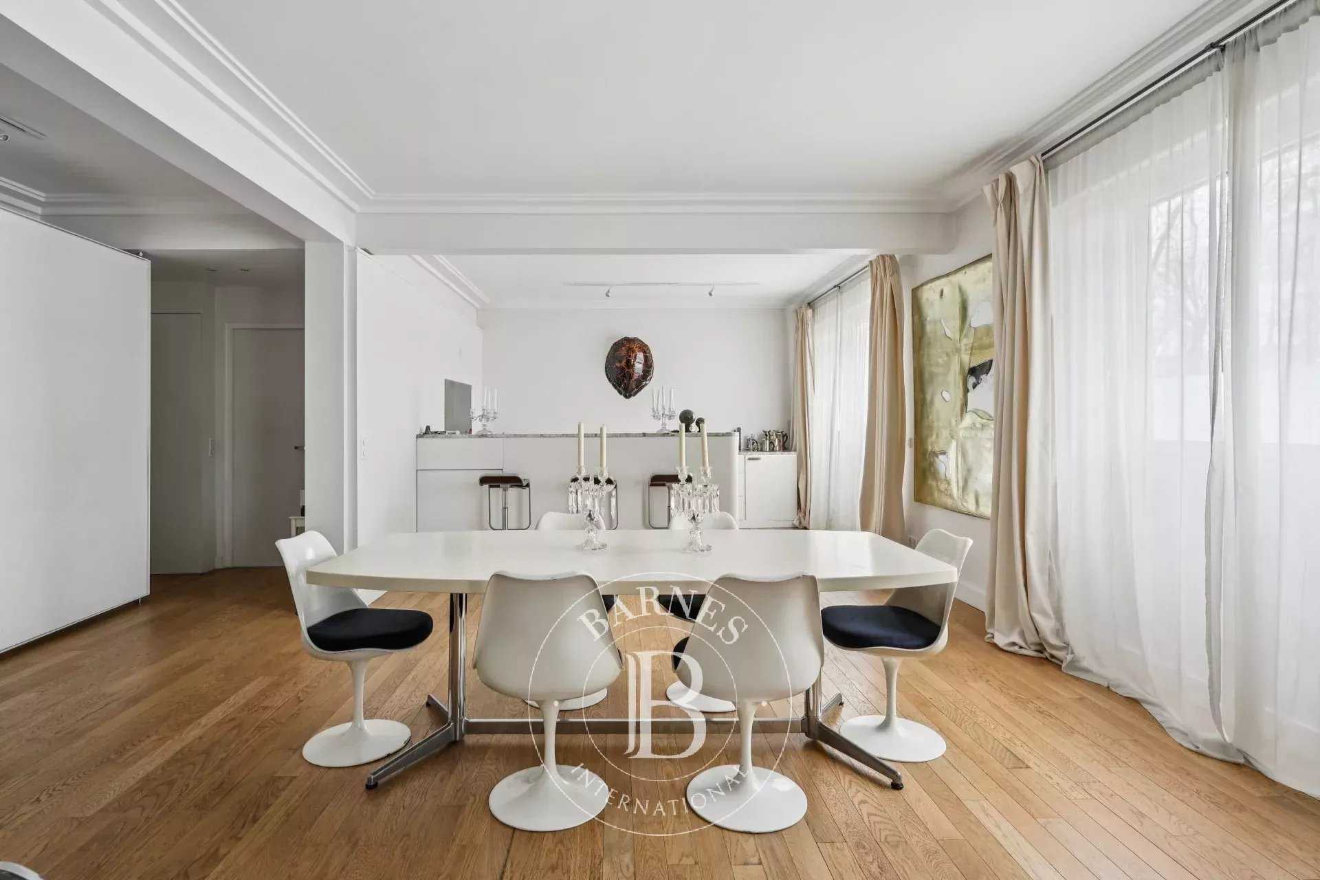 Paris  - Appartement 5 Pi&egrave;ces 3 Chambres