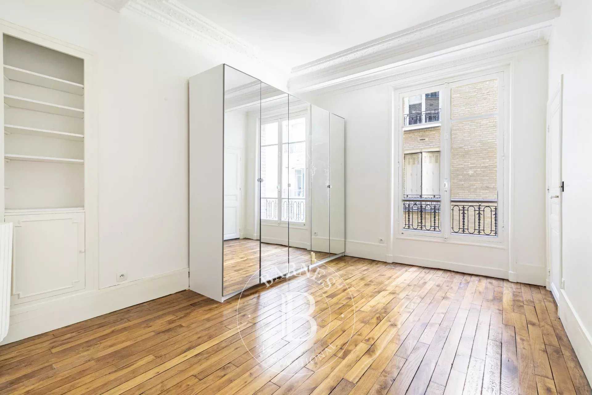 Paris  - Appartement 5 Pièces 3 Chambres