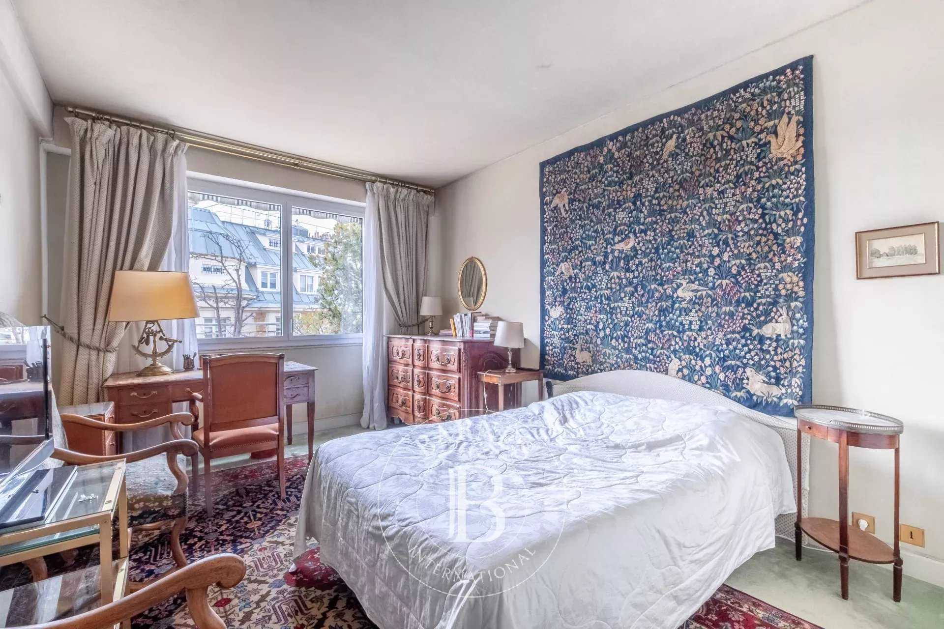 Paris  - Appartement 5 Pi&egrave;ces 2 Chambres