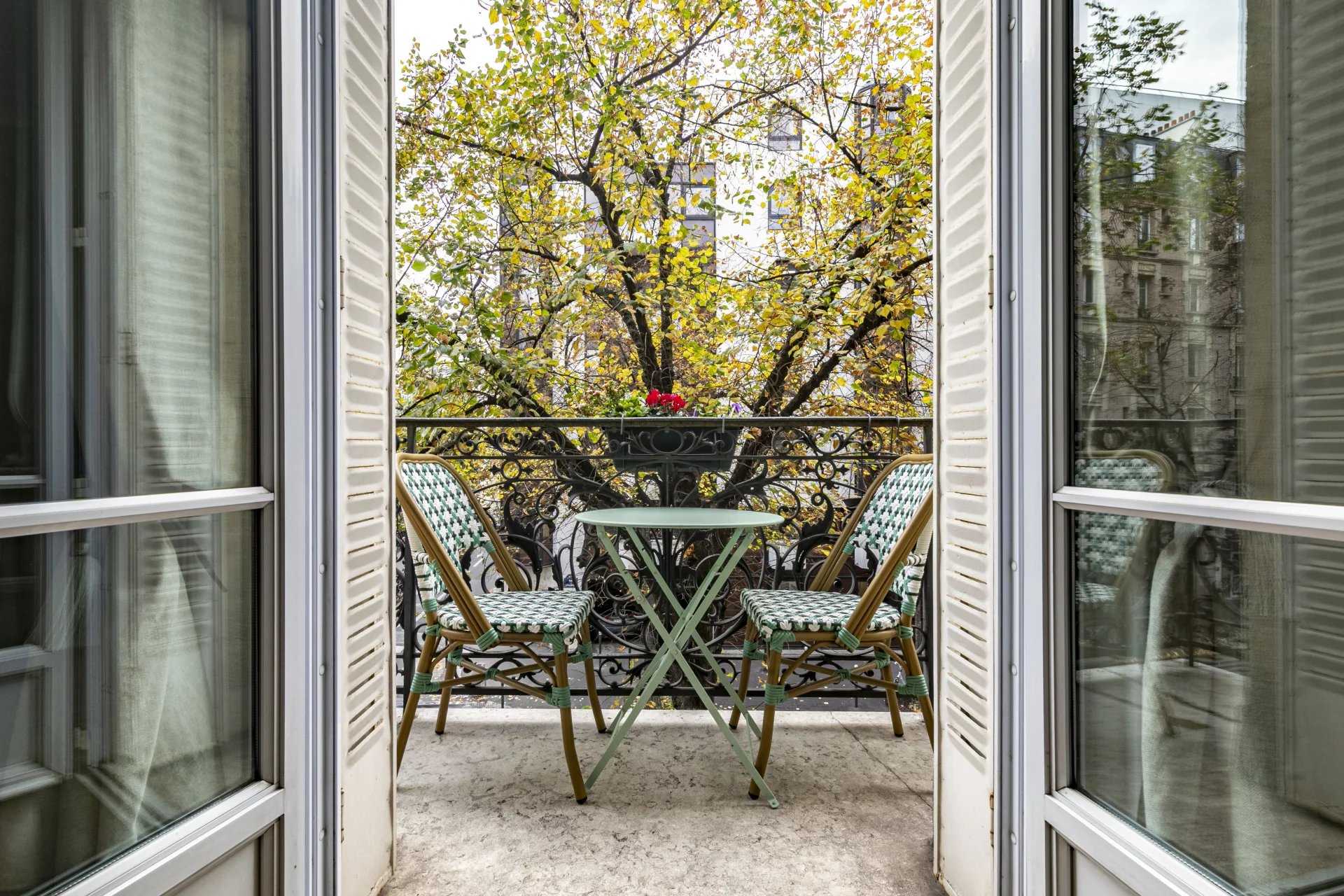 Paris  - Appartement 4 Pi&egrave;ces 2 Chambres