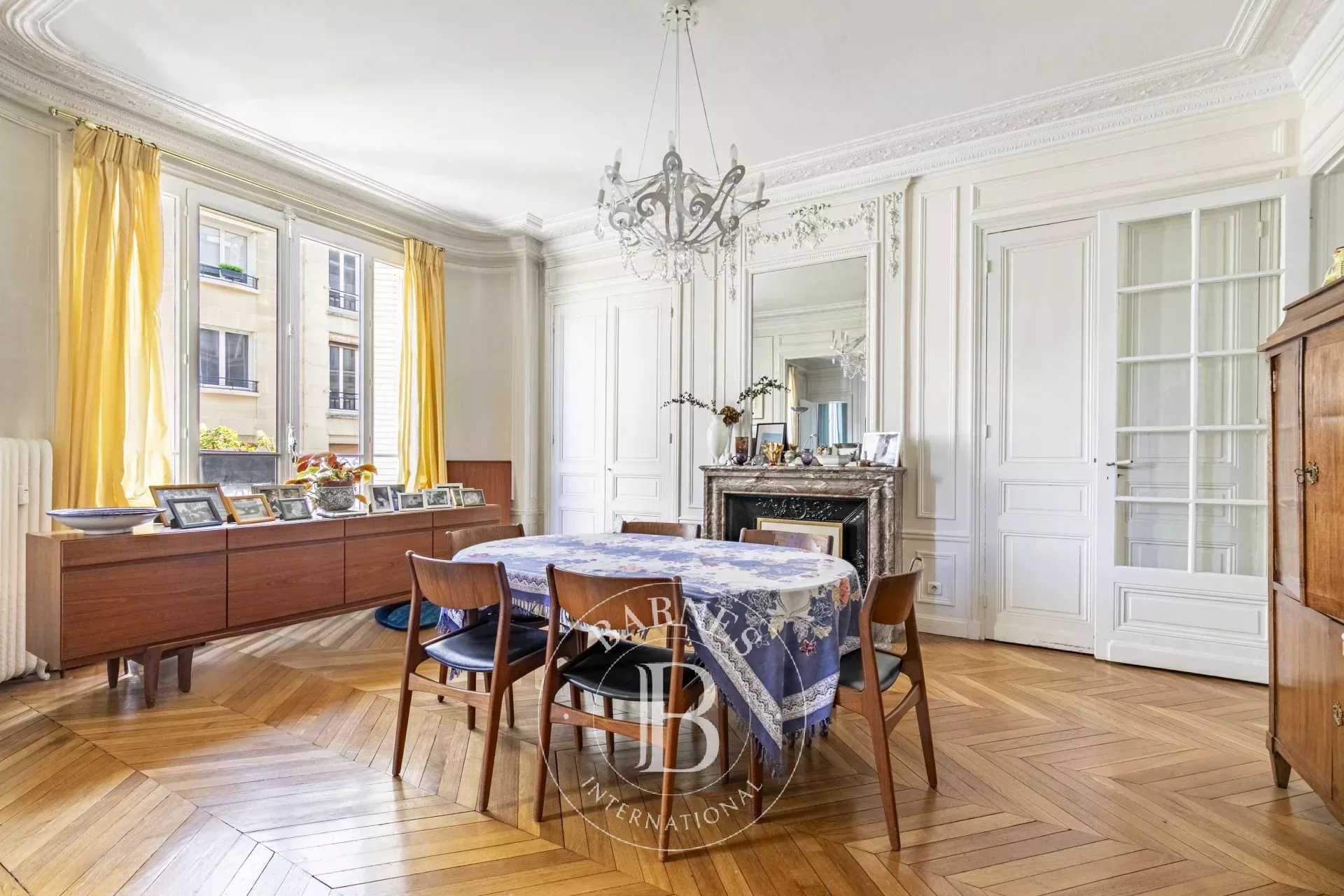 Paris  - Appartement 5 Pièces 3 Chambres