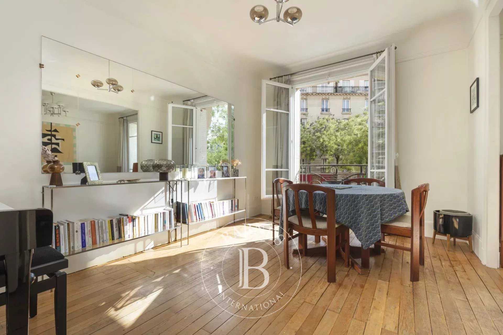 Paris  - Appartement 5 Pièces 3 Chambres