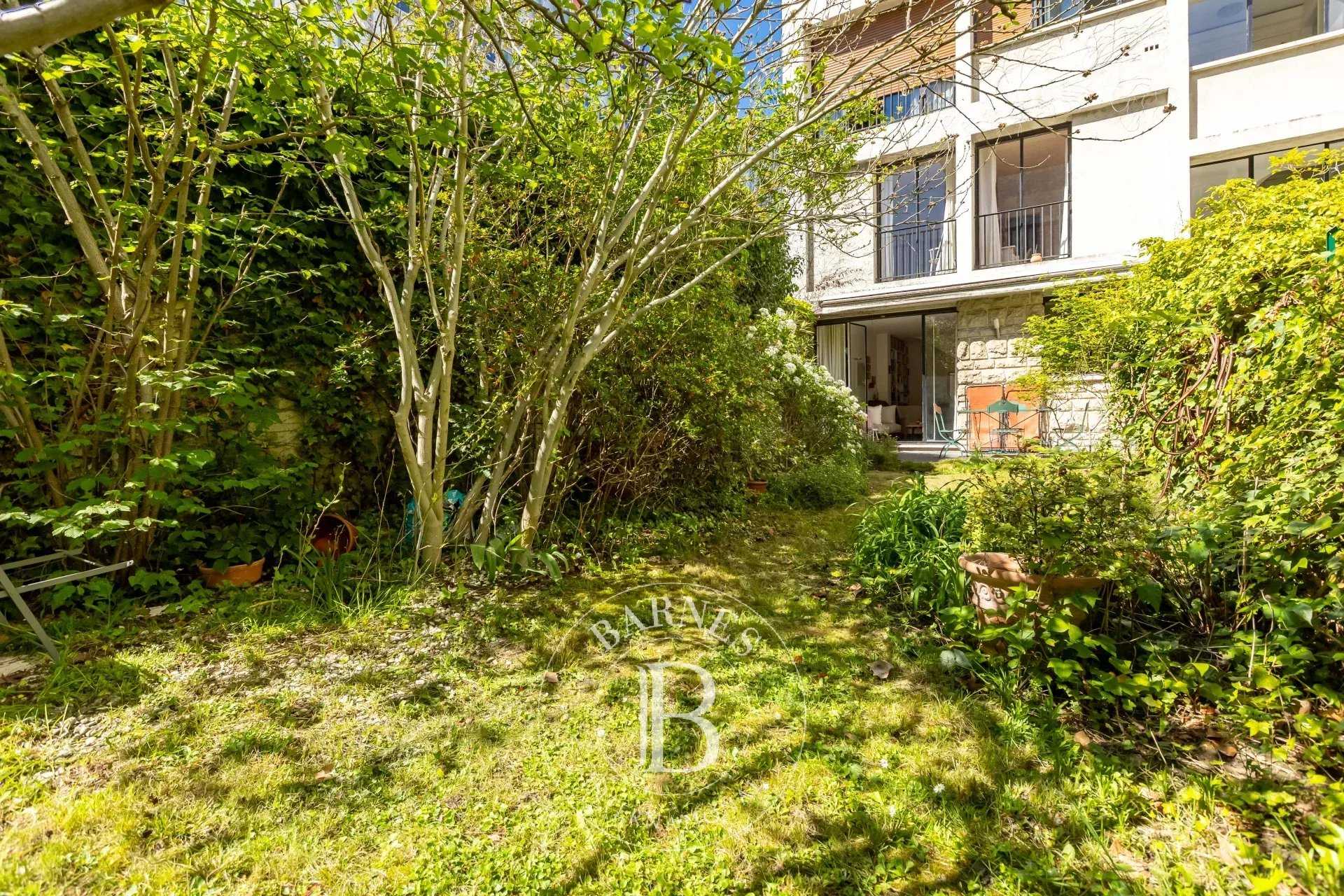 Paris  - Appartement 4 Pi&egrave;ces 2 Chambres