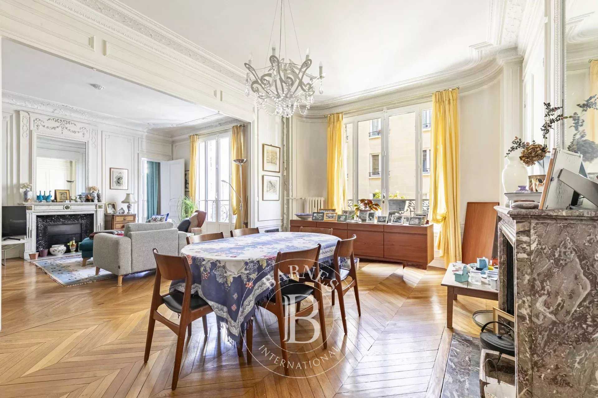 Paris  - Appartement 5 Pièces 3 Chambres