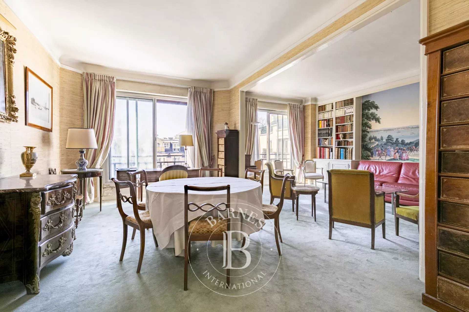 Paris  - Appartement 5 Pièces 3 Chambres