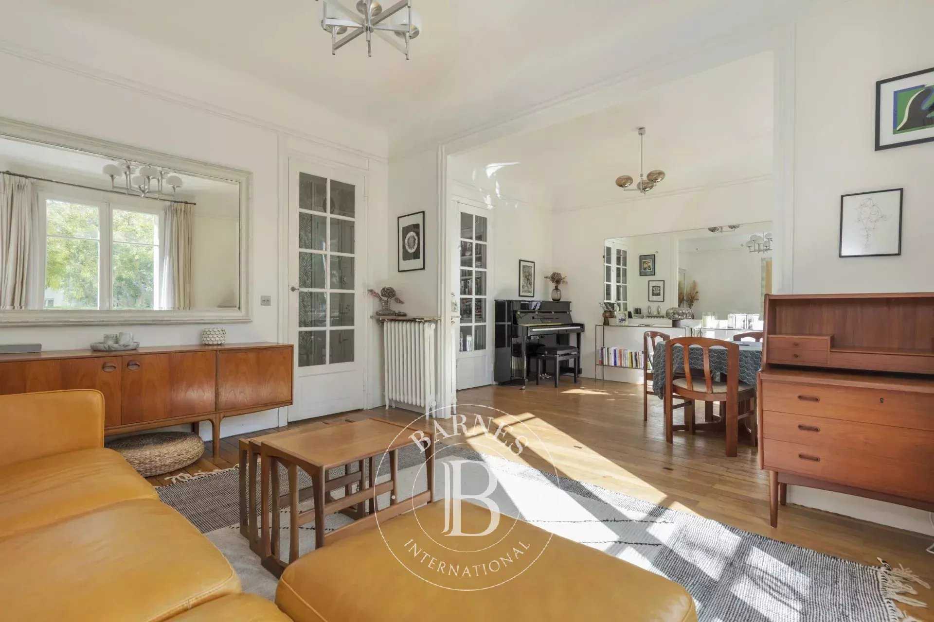 Paris  - Appartement 5 Pièces 3 Chambres