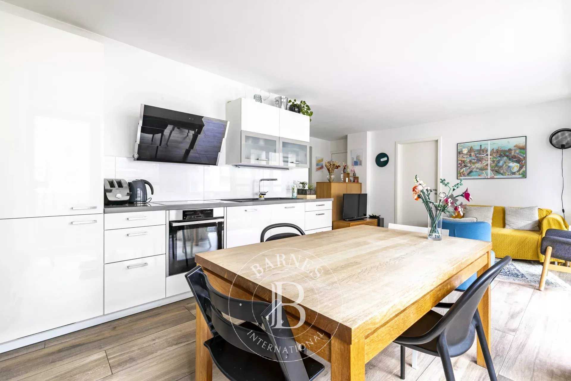 Paris  - Appartement 3 Pi&egrave;ces 2 Chambres
