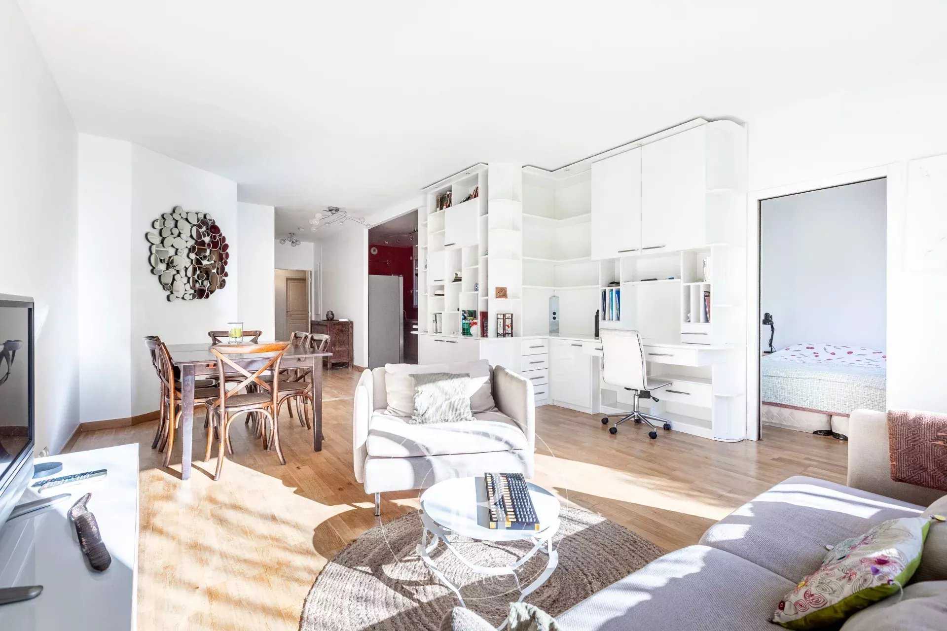 Paris  - Appartement 5 Pi&egrave;ces 3 Chambres