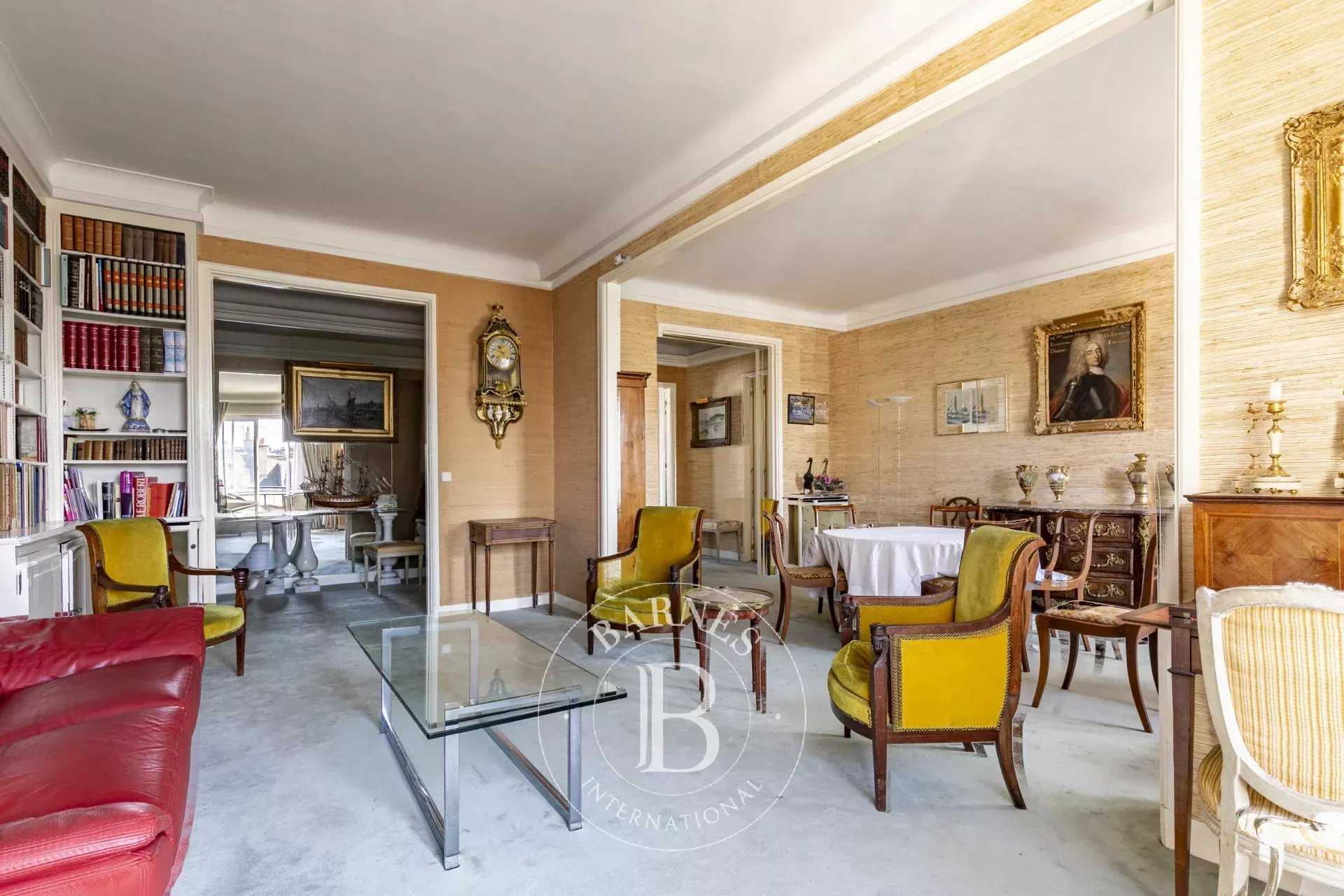 Paris  - Appartement 5 Pièces 3 Chambres