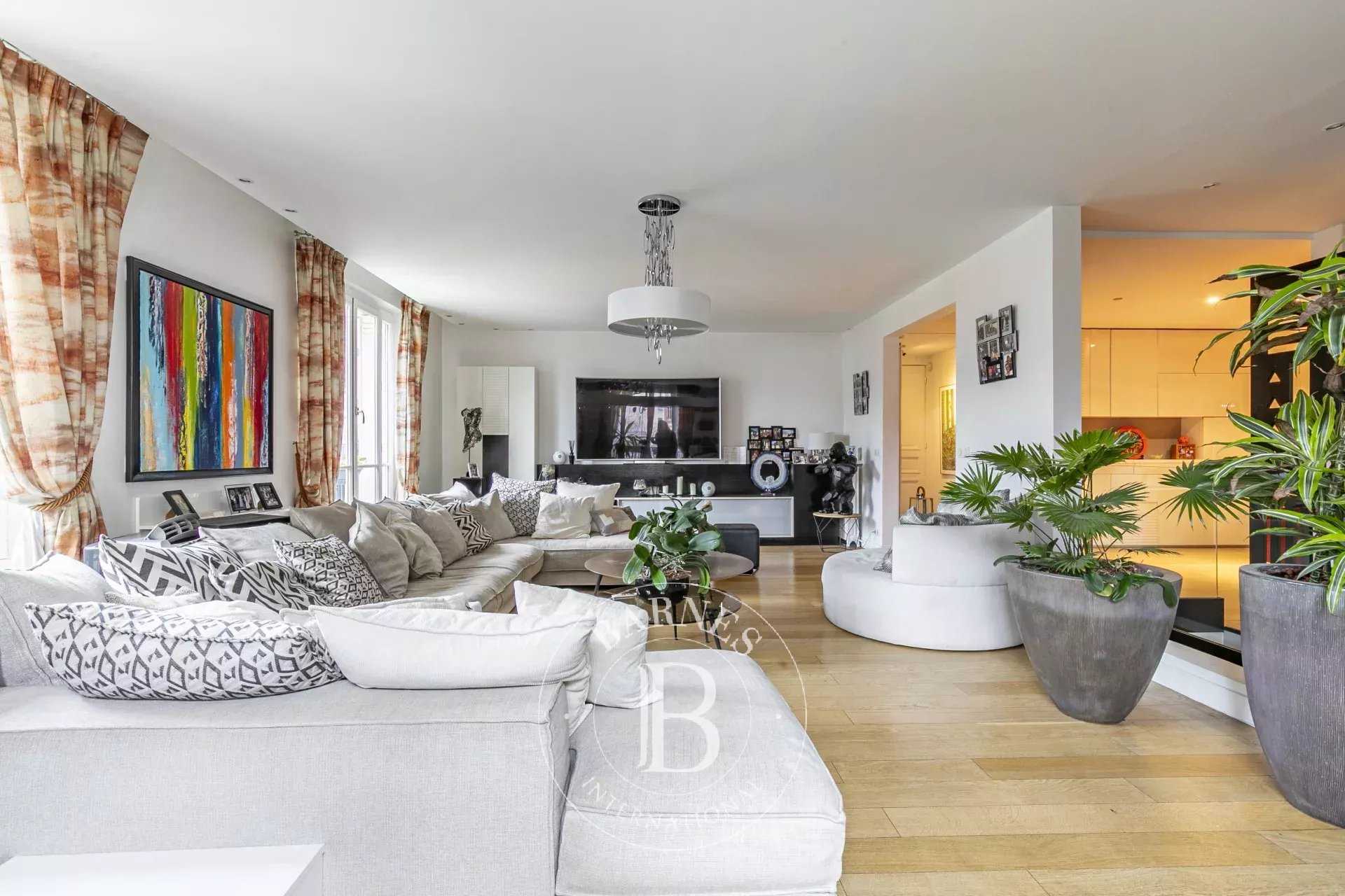 Paris  - Appartement 5 Pi&egrave;ces 4 Chambres