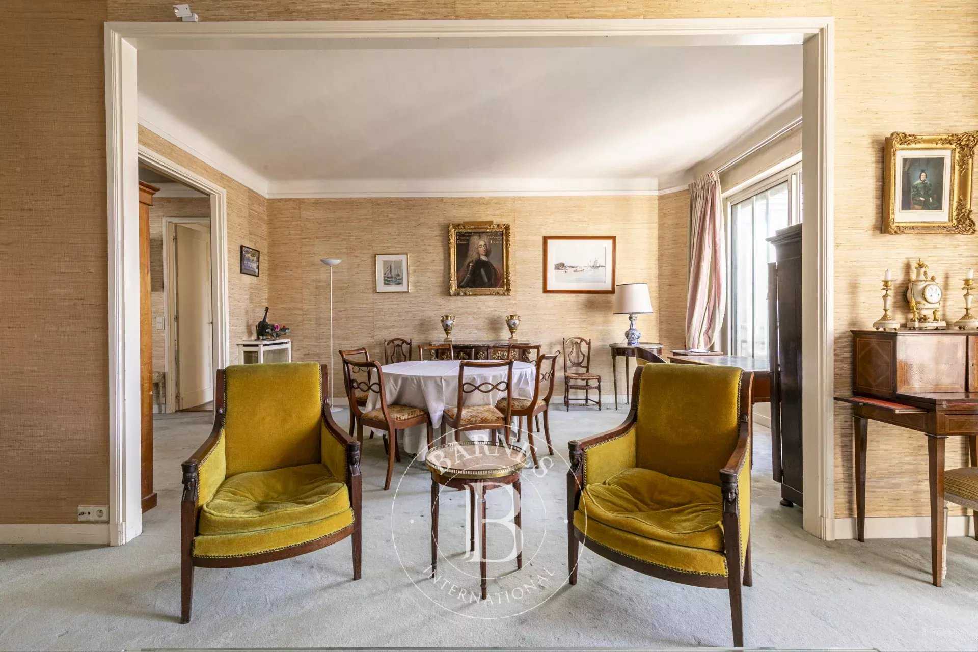 Paris  - Appartement 5 Pièces 3 Chambres
