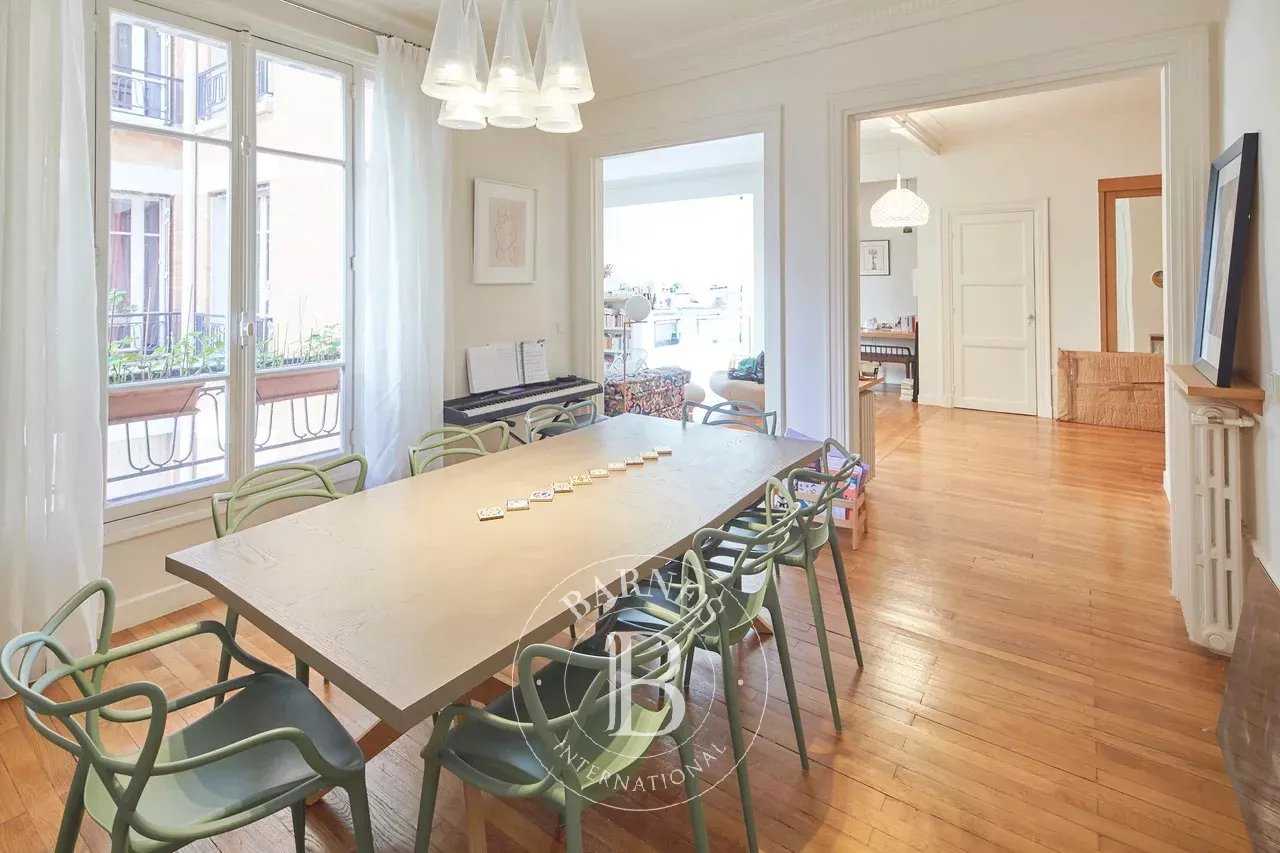 Paris  - Appartement 5 Pi&egrave;ces 3 Chambres