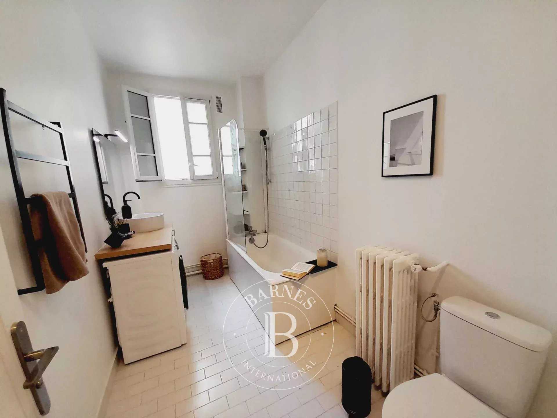 Paris  - Appartement 4 Pi&egrave;ces 2 Chambres