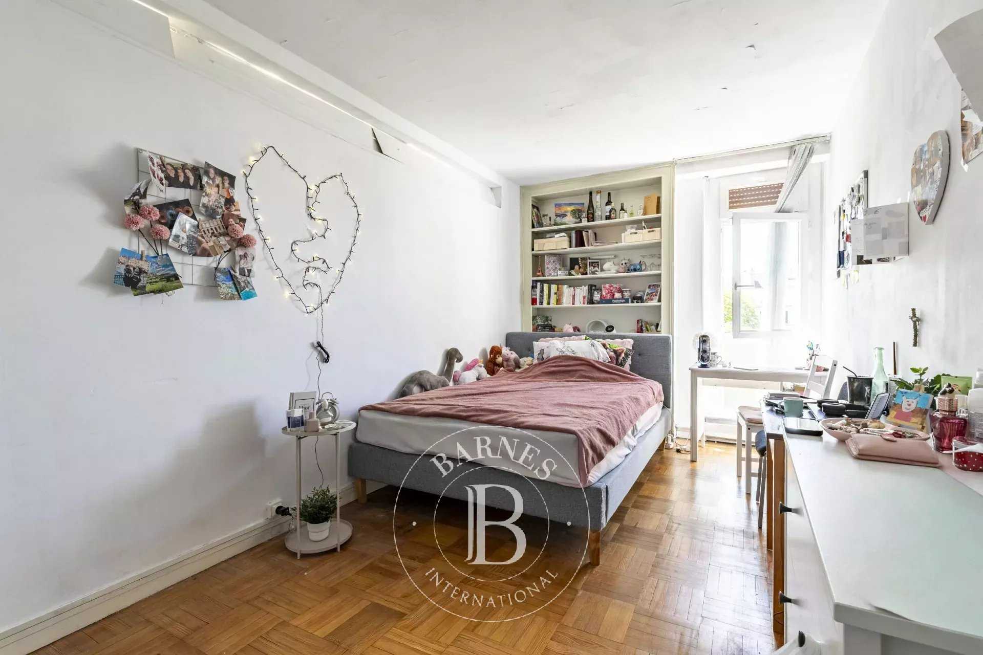 Paris  - Appartement 5 Pi&egrave;ces 4 Chambres