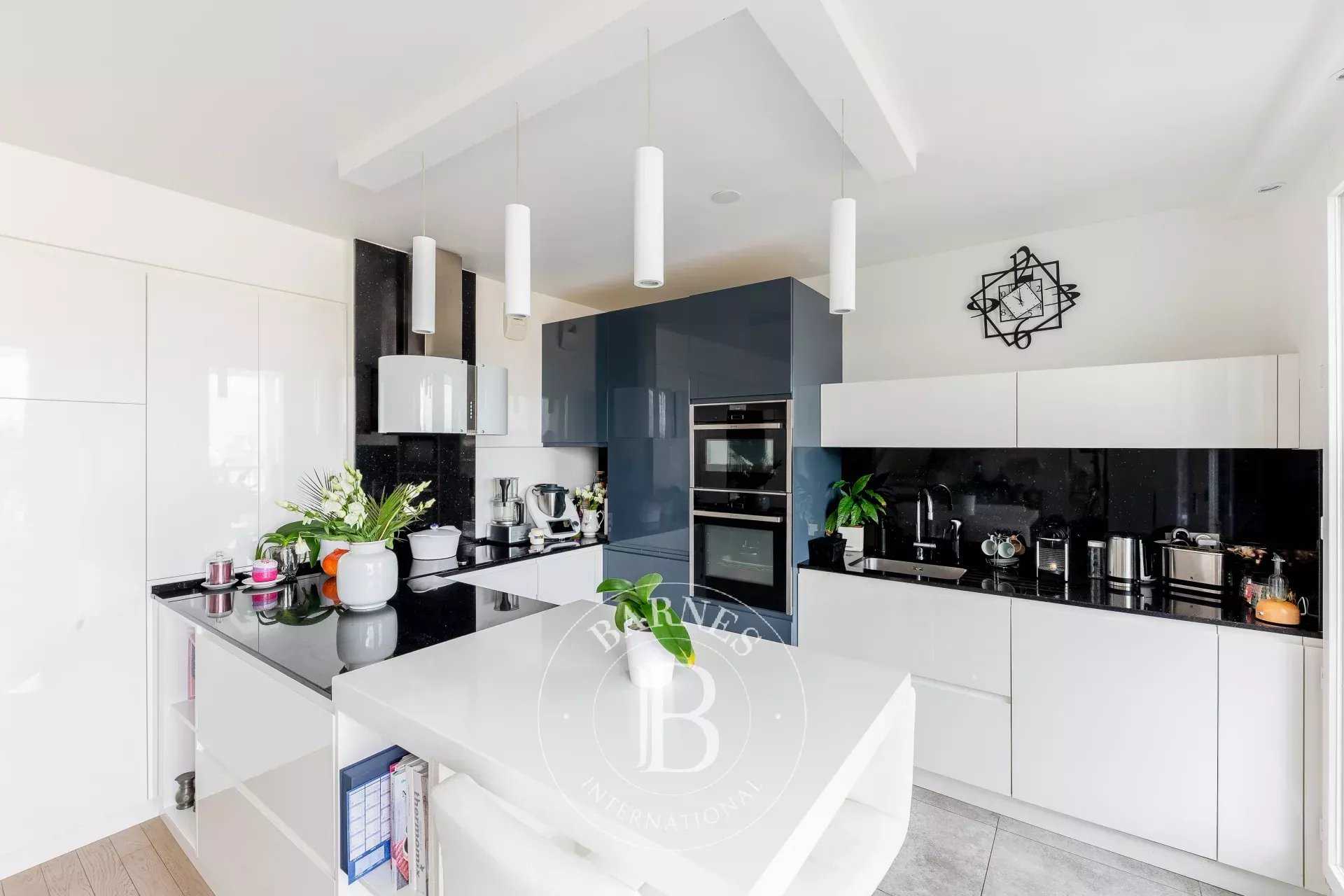 Paris  - Appartement 4 Pièces 2 Chambres