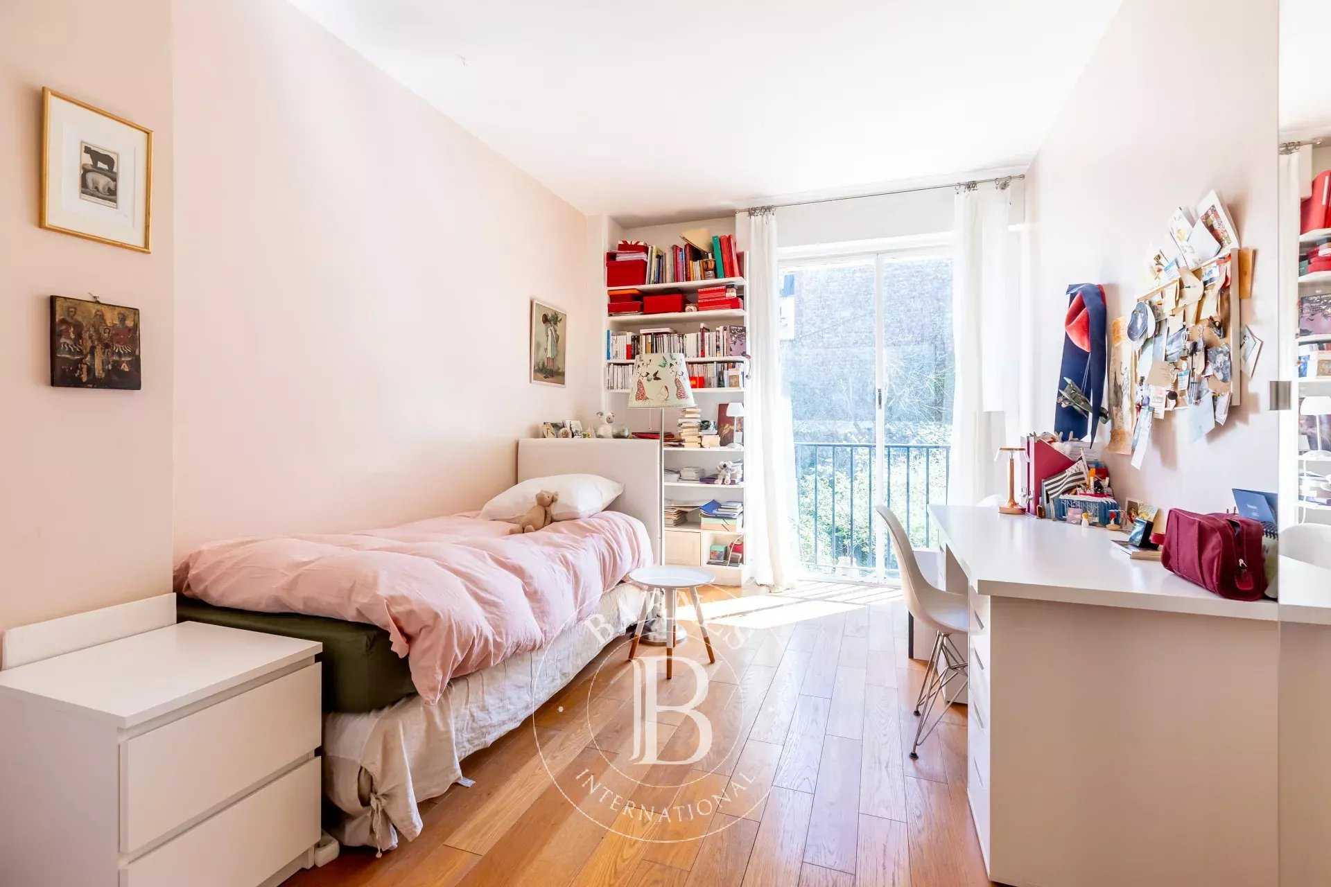 Paris  - Appartement 4 Pi&egrave;ces 2 Chambres