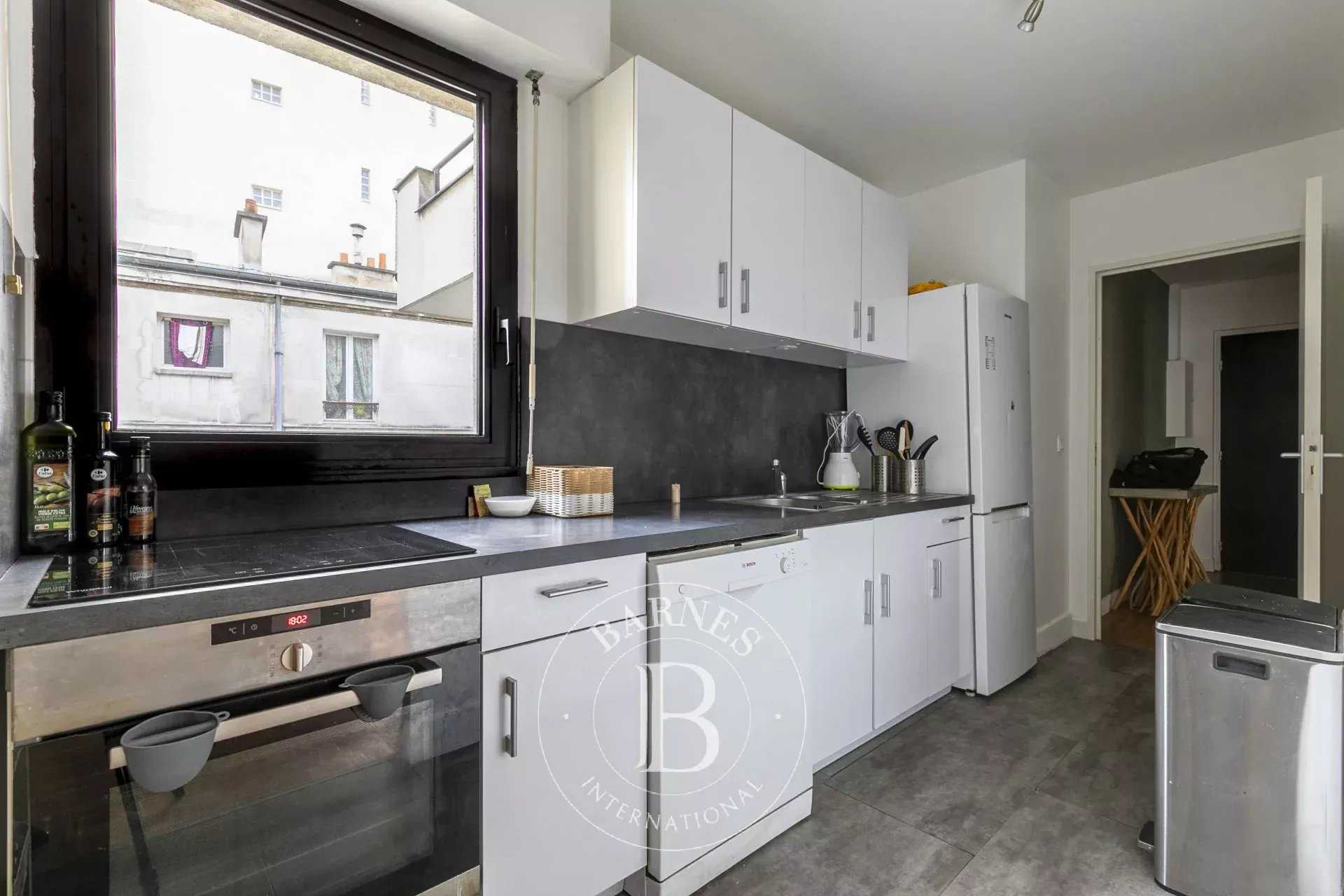 Paris  - Appartement 5 Pièces 3 Chambres