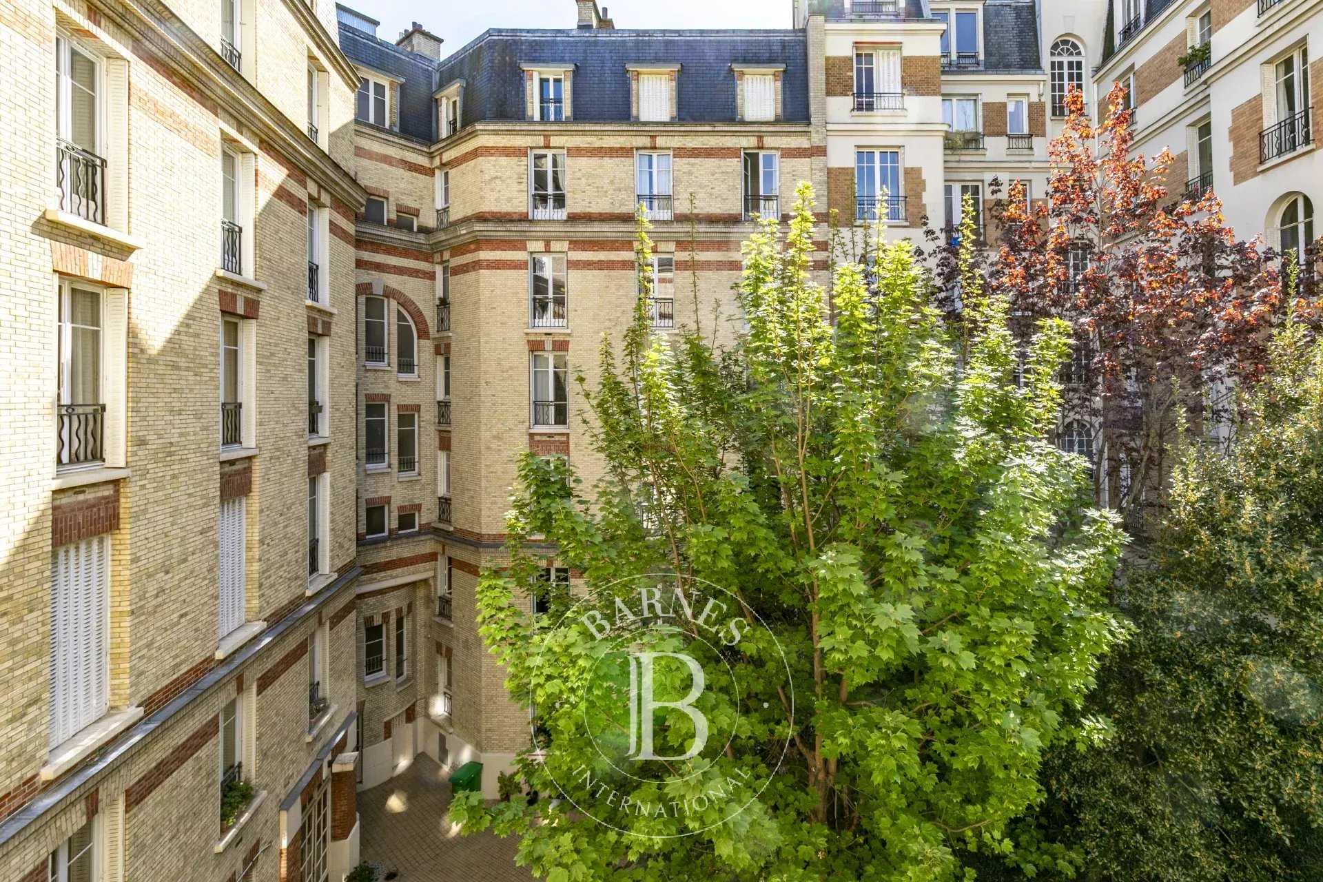 Apartment Paris 75015  -  ref 85858026 (picture 1)