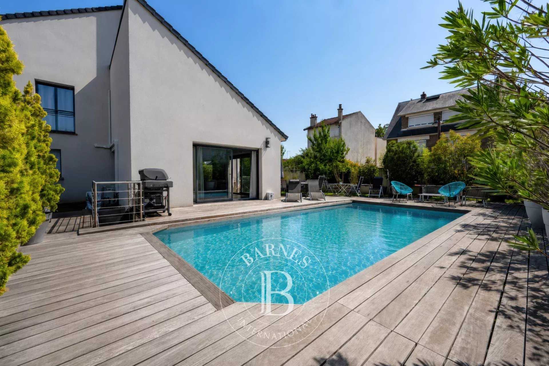 Bry-sur-Marne  - Maison 8 Pi&egrave;ces 5 Chambres